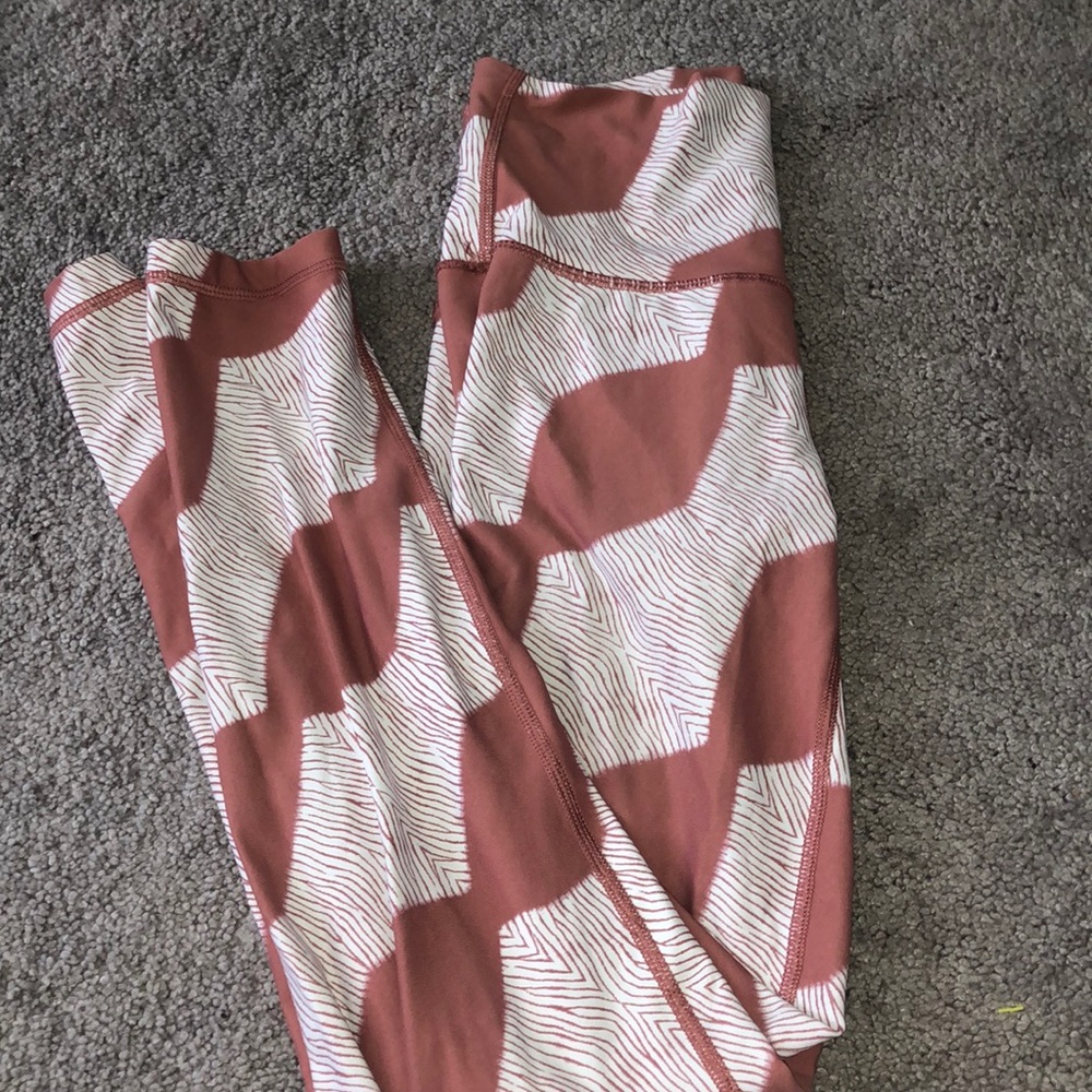 AEIRE SIZE SMALL PINK AND WHITE PATTERNED LEGGING